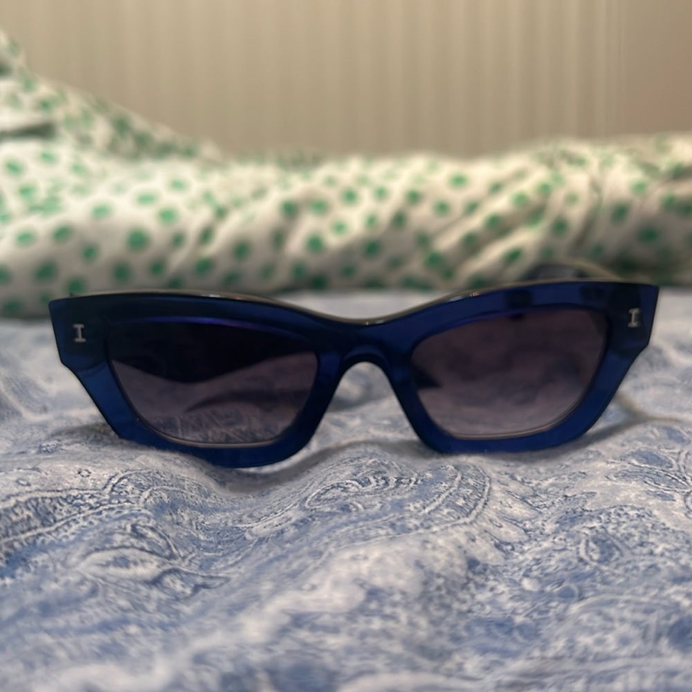 Blue illesteva donna sunglasses